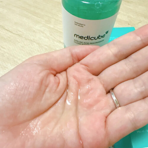 تونر ضد جوش و تسکین دهنده آزلائیک اسید و نیاسینامید مدی کیوب Medicube Azelaic Acid Niacinamide Clear Toner